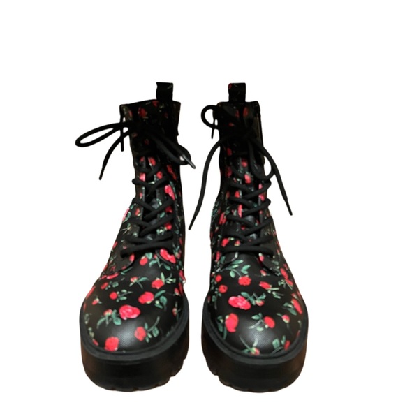 GUESS Women's Fearne Faux leather Platform Boots size 7.5 - Picture 9 of 11